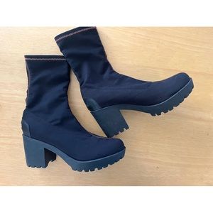 Hot Lava Runner Boots in Dark